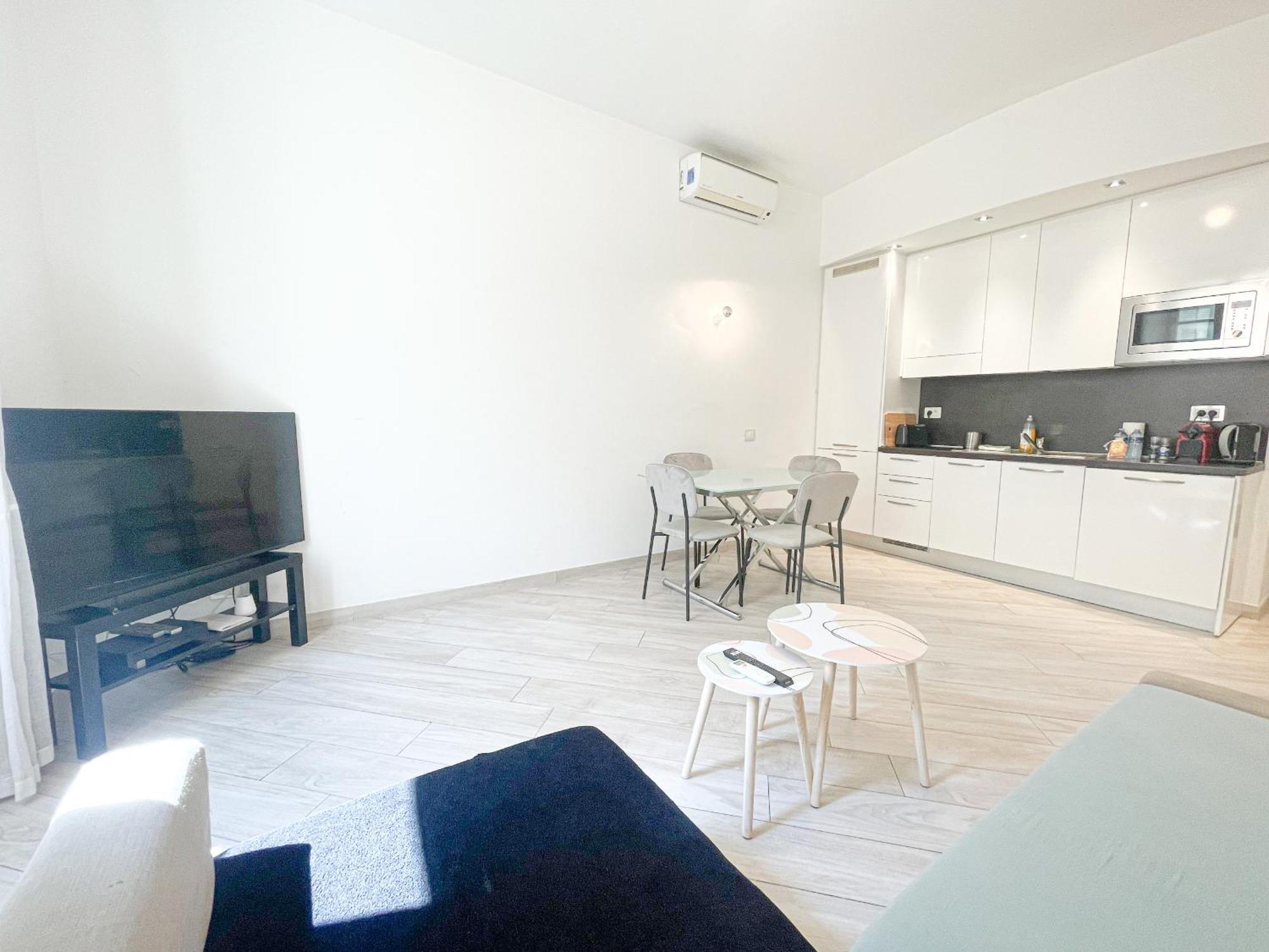 Tony Allard By Winsome Destination 2e Apartment